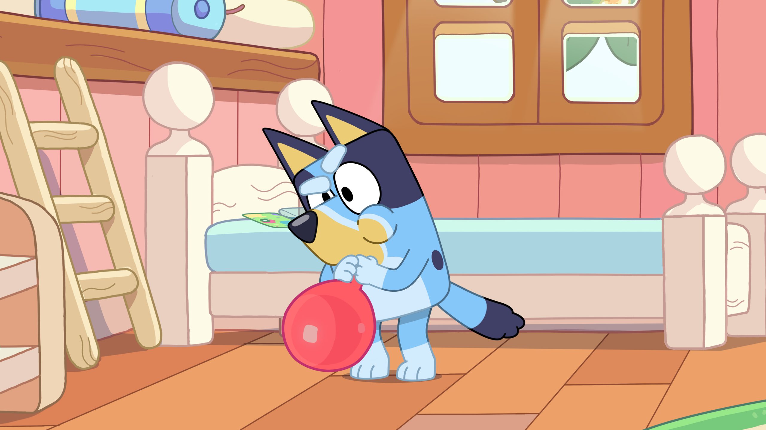Bluey com um balão vermelho no visual em 2D da série